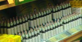 Herb-remedy-homeopathy&Bach-Flower-remedies-cc2-sa-by-Casey-West תמציות צמחי מרפא הומאופתיות ותמציות פרחי באך. מקור: ויקיפדיה ברשיון cc2-by-sa. צילום: Casey-West
