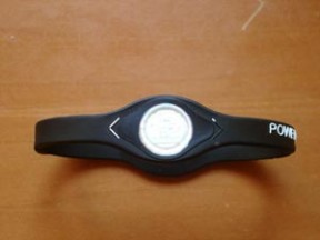 Power_Balance_bracelet_PD_by_NiTuS צמיד איזון. מקור: ויקיפדיה ברשיון שימוש חופשי. צילום: NiTuS