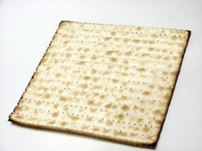 Matzoh-for-passover-cc3-sa-by-David-R-Tribble מצה - המאכל המסורתי בחג הפסח. לבריאות ? מקור: ויקיפדיה ברשיון שימוש cc3-by-sa. צילום: David. R. Tribble